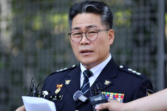 백해룡 전 영등포경찰서 형사과장이 대검찰청 앞에서 인천세관 마약 밀수 연루 의혹 관련 합동수사팀 출범에 대해 입장을 밝히고 있다. 연합뉴스