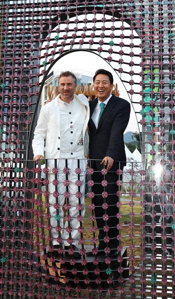 토마스 헤더윅(왼쪽)과 오세훈 서울시장이 서울도시건축비엔날레 일환으로 열린송현 녹지광장에 설치된 ‘일상의 벽’ 작품에 올라 서 있다. [사진 서울시]