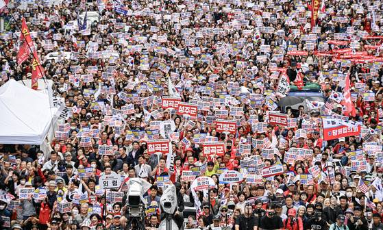 국민의힘 주최 ‘사법파괴·입법독재 국민 규탄대회’가 28일 서울시청에서 숭례문 사이 세종대로에서 열렸다. 국민의힘의 서울 도심 집회는 2020년 1월 이후 5년8개월 만이다. 김경록 기자
