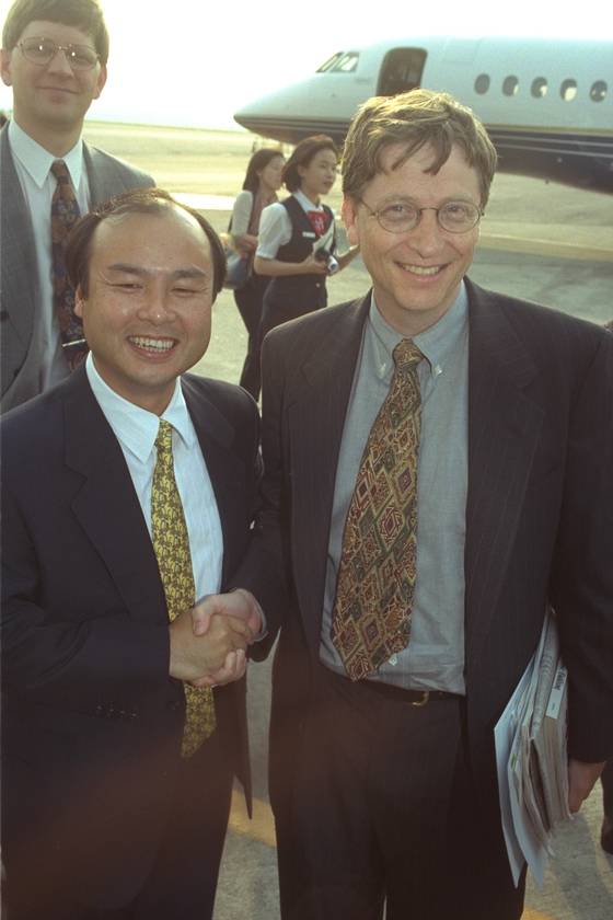 1998년 6월 김 대통령은 손 회장과 빌 게이츠를 만나 초고속 통신망 구축을 결정했다. [중앙포토]