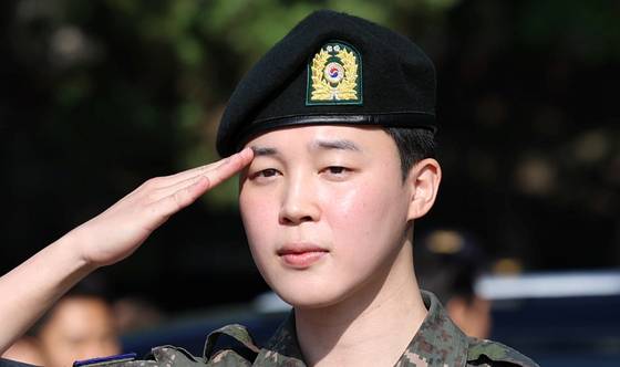 방탄소년단(BTS)의 지민이 지난 6월 11일 오전 경기도 연천군 연천공설운동장에서 군복무를 마친 뒤 전역 인사를 하고 있다. 뉴스1