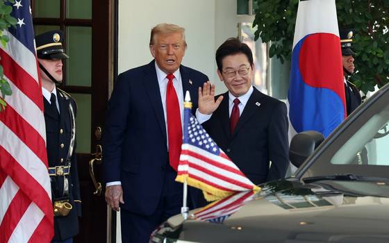 이재명 대통령이 지난달 25일(현지시간) 미국 워싱턴DC 백악관에서 영접나온 도널드 트럼프 미국 대통령과 기자들을 바라보며 손을 흔들고 있다. 연합뉴스