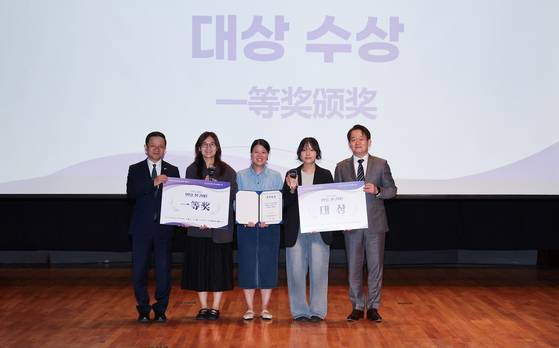 한중 청년 숏폼 영상 공모전 시상식이 29일 서울 마포구 중앙일보 본사에서 열렸다. 이날 수상자들이 기념사진을 찍고 있다. 우상조 기자