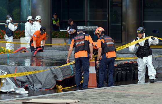 29일 정부 전산망 대규모 마비 사태를 불러온 대전 국가정보자원관리원 화재 현장에서 경찰과 소방당국이 화재 원인인 리튬이온 배터리를 정밀 감식하기 위해 분주히 움직이고 있다. 김성태 객원기자