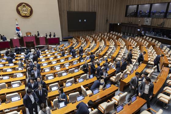 4박 5일간의 필리버스터 끝낸 국회 본회의 종료   (서울=연합뉴스) 황광모 기자 = 29일 더불어민주당을 중심으로한 의원들이 4박 5일간의 필리버스터(무제한 토론)을 거쳐 5개의 법안 처리를 끝낸 뒤 본회의장을 떠나고 있다. 2025.9.29   hkmpooh@yna.co.kr (끝)  〈저작권자(c) 연합뉴스, 무단 전재-재배포, AI 학습 및 활용 금지〉