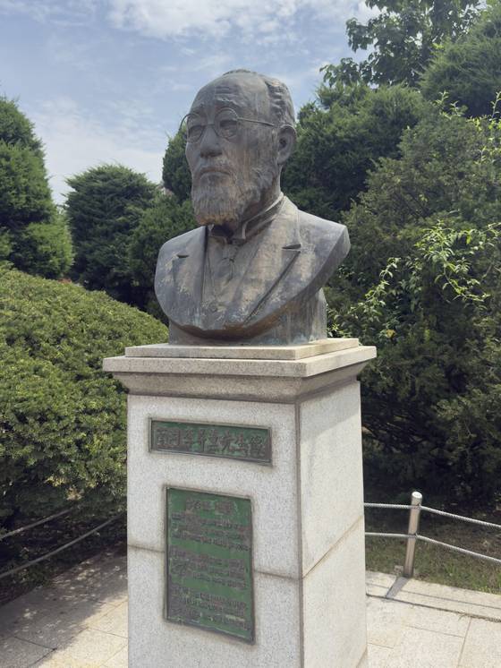 오산고등학교에 세워진 이승훈 선생 흉상. [사진 김석동]