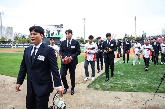 ▲ 부모님들과 함께 시구시포 행사를 진행한 신인선수들 [KIA 타이거즈]