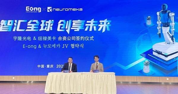 투자계약 체결 조인식 사진(좌 LTOM 그룹 왕야룽 회장, 우 뉴로메카 박종훈 대표)