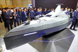 LIG넥스원 무인 수상정 ‘해검-X’  모형.  뉴스1