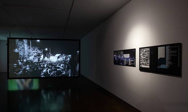 홍지영, <다크룸>, 2025, 단채널 비디오 프로젝션. / 사진. ⓒ남서원, 제공. 아트선재센터. ⓒ 2025. Art Sonje Center all rights reserved.