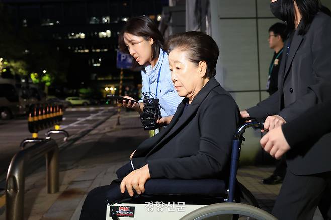 윤석열 정권과 통일교가 연관된 정교유착 국정농단 의혹을 받는 한학자 통일교 총재가 22일 서울중앙지법에서 구속 전 피의자 심문(영장실질심사)을 마친 뒤 대기 장소인 서울구치소로 향하고 있다. 한수빈 기자