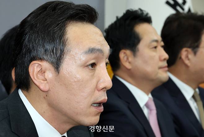 김민수 국민의힘 최고위원(왼쪽)이 지난 1일 국회에서 열린 최고위원회의에서 발언하고 있다. 박민규 선임기자