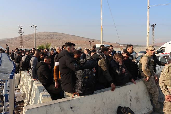 지난해 12월10일(현지시간) 튀르키예 남부 하타이주의 접경지에 위치한 실베고주 국경검문소 앞에 귀향하려는 시리아 난민들이 길게 줄 서 있다. 신화연합뉴스