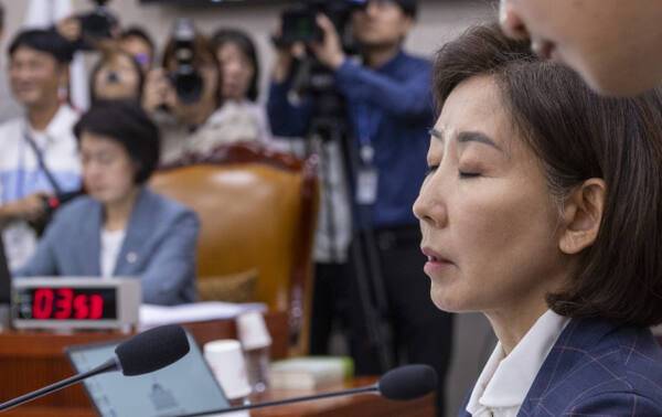 국민의힘 나경원 의원이 지난 24일 서울 여의도 국회에서 열린 법제사법위원회 전체 회의에서 무소속 최혁진 의원의 의사 진행 발언을 듣다 눈을 감고 있다. 연합뉴스
