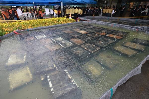 ▲대전 유성구 국가정보자원관리원 화재로 인해 불에 탄 리튬이온 배터리가 28일 소화수조에 담겨 있다. 지난 26일 정부 전산시스템이 있는 국가정보자원관리원에서 무정전·전원 장치(UPS)용 리튬이온배터리 화재가 발생해 정부 전산 서비스가 대규모로 마비된 바 있다. ⓒ연합뉴스