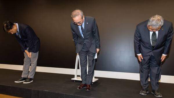 ▲ 지난 11일 KT 기자간담회에서 경영진이 사과하는 모습. 가운데가 김영섭 대표. 사진=KT 제공.