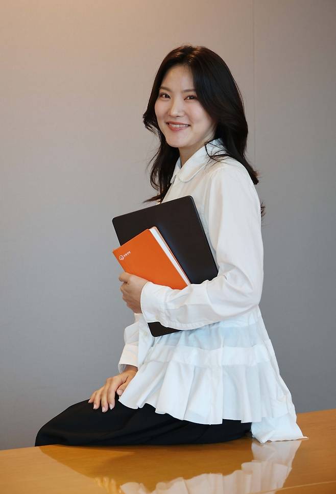 한화 라이프플러스 인터내셔널 크라운 컨설턴트로 변신한 유소연이 사무실에서 포즈를 취하고 있다. 한주형 기자