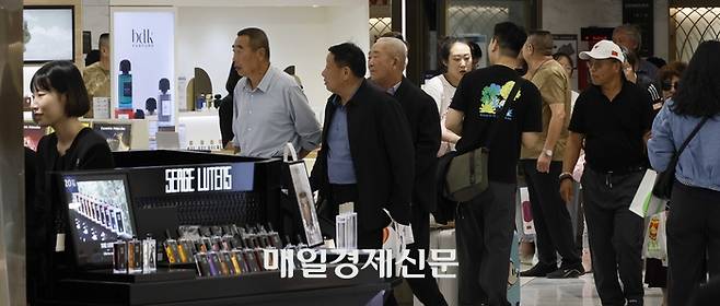 중국 단체관광객의 무비자 입국 첫날인 29일 서울 롯데면세점을 찾은 관광객들이 쇼핑을 하고 있다.  2025.9.29 [김호영기자]