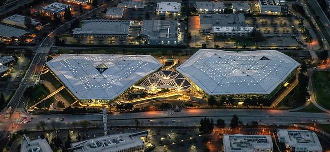 인공지능(AI) 경쟁이 치열해지면서 미국 실리콘밸리에서 ‘996’(오전 9시부터 오후 9시까지 주6일 근무) 문화가 퍼지고 있다. 사진은 밤에 실리콘밸리 엔비디아 본사의 불이 환하게 켜진 모습. [사진 = 엔비디아]