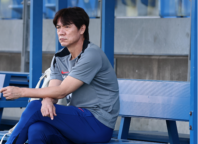 3일(현지시간) 미국 뉴욕주 아이칸 스타디움에서 진행된 한국 축구 대표팀 훈련에서 홍명보 감독이 경기장을 바라보고 있다. 사진=연합뉴스