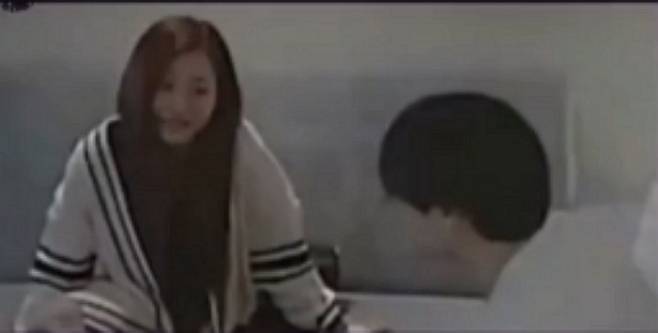 남성은 영상와 화질이 떨어져 잘 보이지 않지만, 여성은 비교적 선명하게 얼굴이 확인된다. /사진=웨이보 캡처