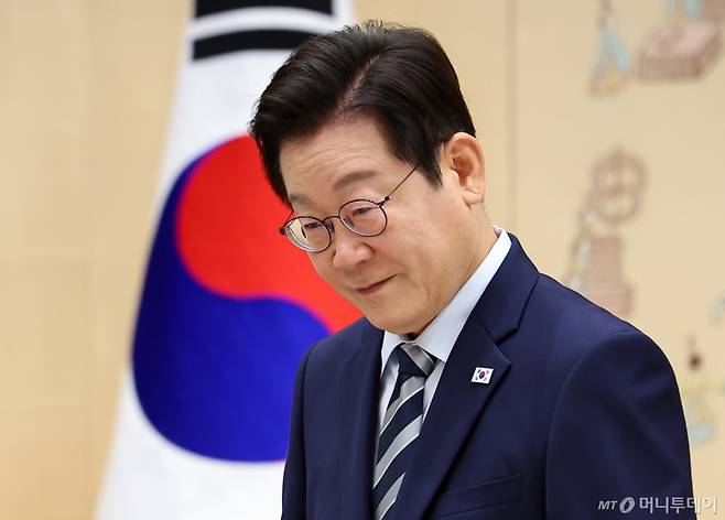 [서울=뉴시스] 최동준 기자 = 이재명 대통령이 29일 서울 용산 대통령실 청사에서 열린 주한대사 신임장 제정식을 마치고 이동하고 있다. (대통령실통신사진기자단) 2025.09.29. photocdj@newsis.com /사진=