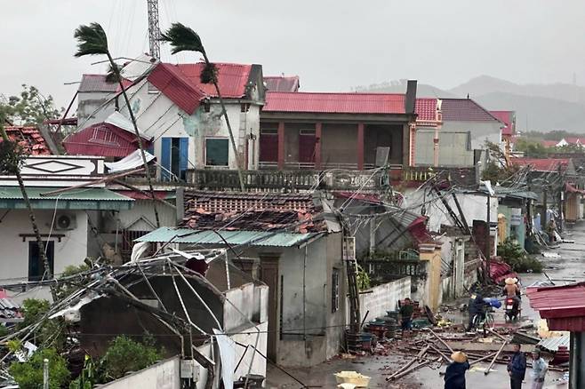 제20호 태풍 부알로이가 휩쓸고 간 베트남 탄호아 지역의 가옥들이 훼손된 모습. /AP=뉴시스