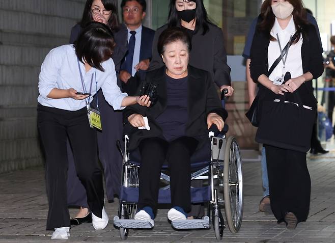 한학자 통일교 총재가 22일 오후 서울 서초구 중앙지방법원에서 윤석열 전 대통령 부부에게 통일교 현안을 청탁했다는 의혹과 관련 구속 전 피의자 심문(영장실질심사)을 마친 뒤 대기 장소인 서울구치소로 향하고 있다. /사진=뉴스1