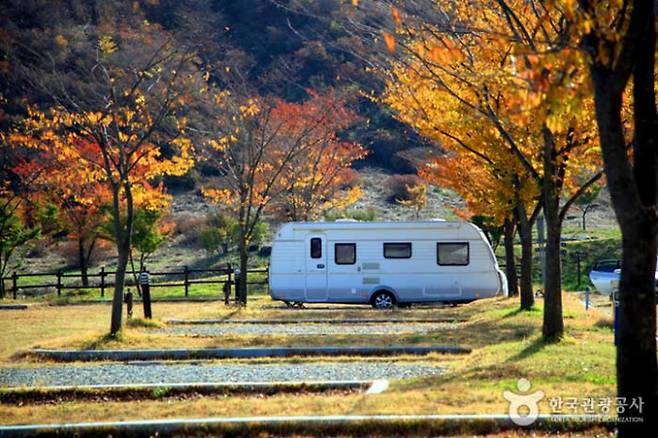 황매산별쿵캠핑장에서 단풍 아래 캠핑을 즐길 수 있다. /사진=한국관광공사