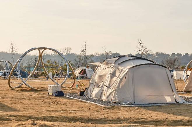 평화누리캠핑장 근처 아이들이 뛰어놀 수 있는 놀이 시설과 DMZ 관광코스들이 인접해 있다. /사진=한국관광공사