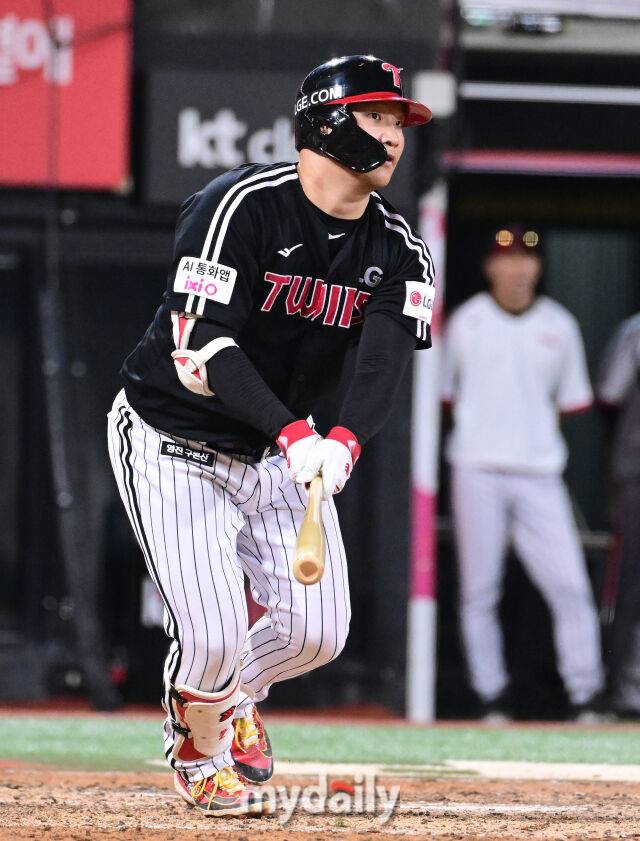 2025년 9월 4일 오후 경기도 수원KT위즈파크에서 열린 '2025 신한 SOL뱅크 KBO 리그' LG 트윈스와 KT 위즈의 경기. LG 문보경이 7회초 1사 2.3루서 1루수 앞 땅볼로 타점을 기록하고 있다./마이데일리