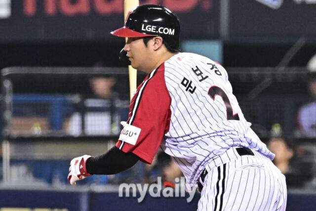 31일 서울 잠실야구장에서 열린 '2025 신한 SOL BANK KBO리그' 키움 히어로즈와 LG 트윈스 경기. LG 문보경이 7회말 무사 1루에 안타를 치고 있다./마이데일리