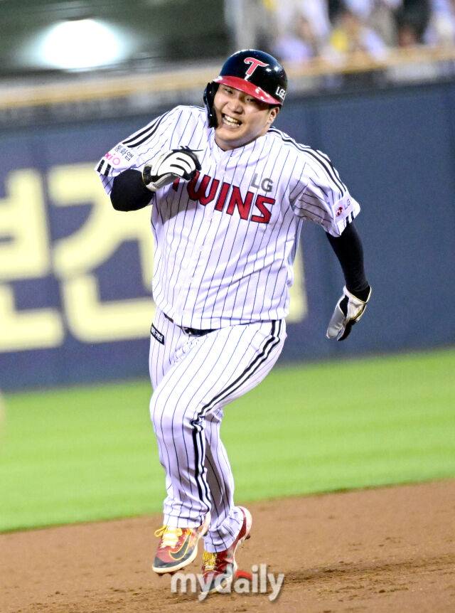 2025년 9월 11일 오후 서울 잠실구장에서 열린 '2025 신한 SOL뱅크 KBO 리그' KT 위즈와 LG 트윈스의 경기. LG 1루 주자 문보경이 2회말 무사 1루서 김현수의 안타 때 3루로 뛰고 있다./마이데일리