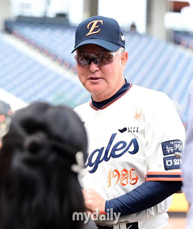 2025년 9월 27일 오후 대전 한화생명 볼파크에서 열린 '2025 신한 SOL뱅크 KBO 리그' LG 트윈스와 한화 이글스의 경기. 한화 김경문 감독이 취재진들과 이야기를 나누고 있다./마이데일리