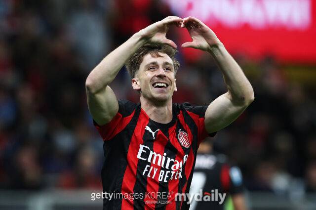 살레마키어스가 29일 나폴리와 경기에서 선제골을 잡아낸 후 기뻐하고 있다. /게티이미지코리아