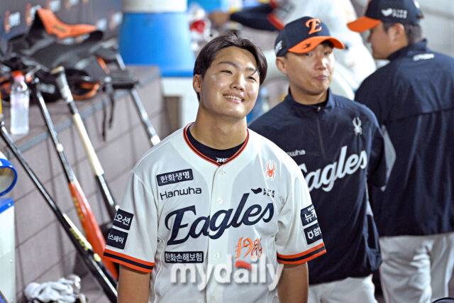 29일 대전 한화생명 볼파크 야구장에서 열린 '2025 신한 SOL BANK KBO리그' LG 트윈스와 한화 이글스 경기. 한화 선발 정우주가 4회초 1사에 무실점 호투를 마치고 조동욱과 교체되 마운드에서 내려왔다./대전 = 유진형 기자