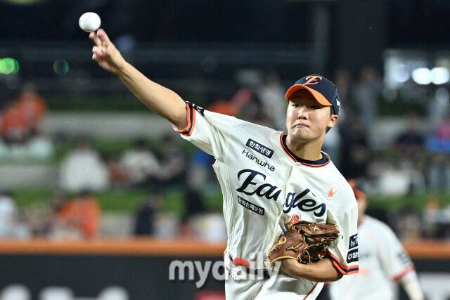 29일 대전 한화생명 볼파크 야구장에서 열린 '2025 신한 SOL BANK KBO리그' LG 트윈스와 한화 이글스 경기. 한화 선발 정우주가 힘차게 투구하고 있다./대전 = 유진형 기자