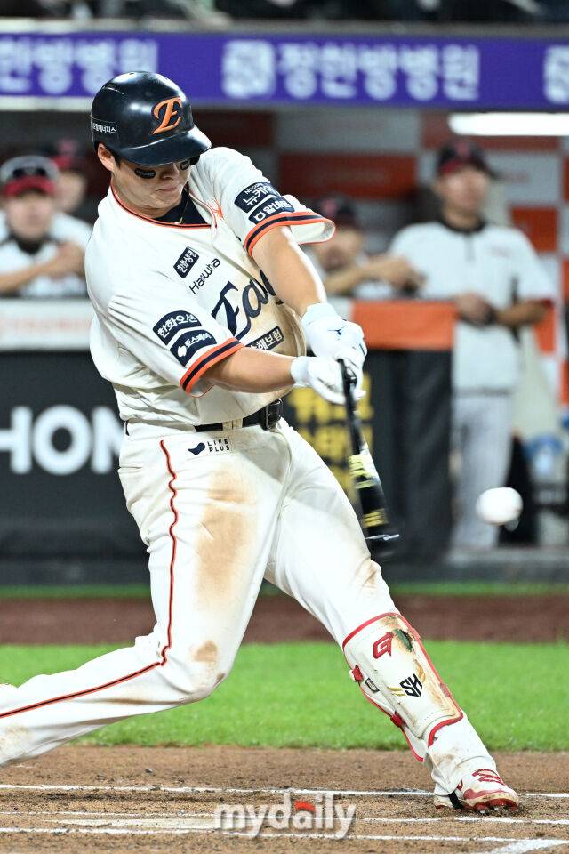 29일 대전 한화생명 볼파크 야구장에서 열린 '2025 신한 SOL BANK KBO리그' LG 트윈스와 한화 이글스 경기. 한화 노시환이 6회말 무사 1루에 안타를 치고 있다./대전 = 유진형 기자