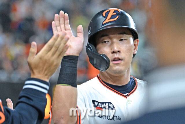 29일 대전 한화생명 볼파크 야구장에서 열린 '2025 신한 SOL BANK KBO리그' LG 트윈스와 한화 이글스 경기. 한화 황영묵이 2회말 2사 3루 최재훈 적시타에 득점 후 기뻐하고 있다./대전 = 유진형 기자