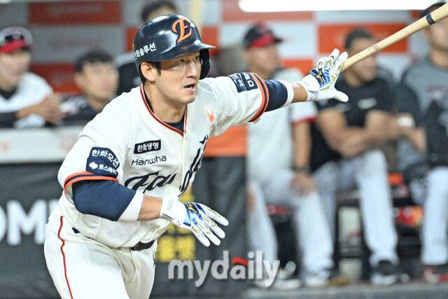 29일 대전 한화생명 볼파크 야구장에서 열린 '2025 신한 SOL BANK KBO리그' LG 트윈스와 한화 이글스 경기. 한화 최재훈이 2회말 2사 3루에 1타점 적시타를 치고 있다./대전 = 유진형 기자