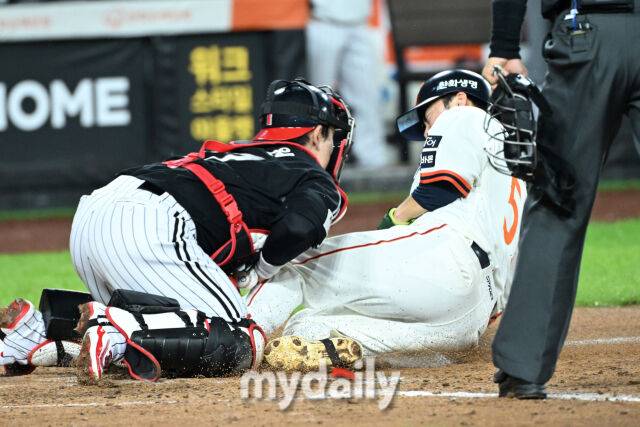 29일 대전 한화생명 볼파크 야구장에서 열린 '2025 신한 SOL BANK KBO리그' LG 트윈스와 한화 이글스 경기. 한화 문현빈이 3회말 2사 2루 노시환 안타에 홈에서 아웃 판정이 됐지만 비디오 판독 후 LG 포수 박동원의 주루 방해로 다시 득점 인정됐다./대전 = 유진형 기자
