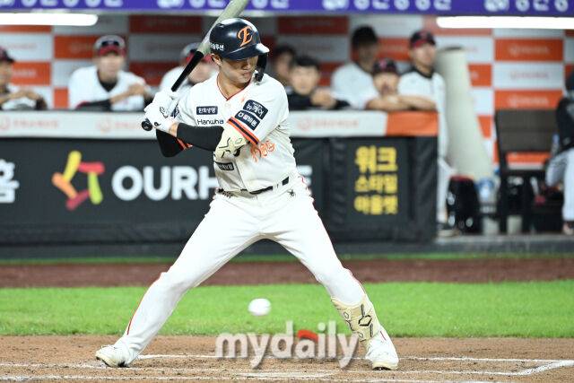 29일 대전 한화생명 볼파크 야구장에서 열린 '2025 신한 SOL BANK KBO리그' LG 트윈스와 한화 이글스 경기. 한화 이원석이 6회말 2사 만루에 볼넷으로 출루했다./대전 = 유진형 기자