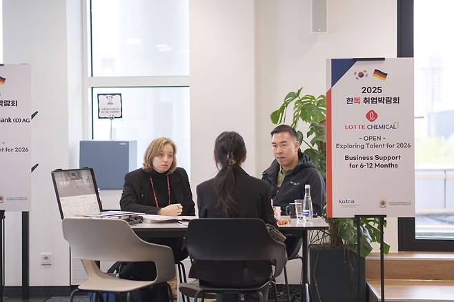 코트라와 주프랑크푸르트 총영사관이 공동으로 지난 26일 개최한 ‘2025 한-독 취업박람회’에서 참가기업들이 구직자와 채용 면접을 진행하고 있다. [코트라 제공]