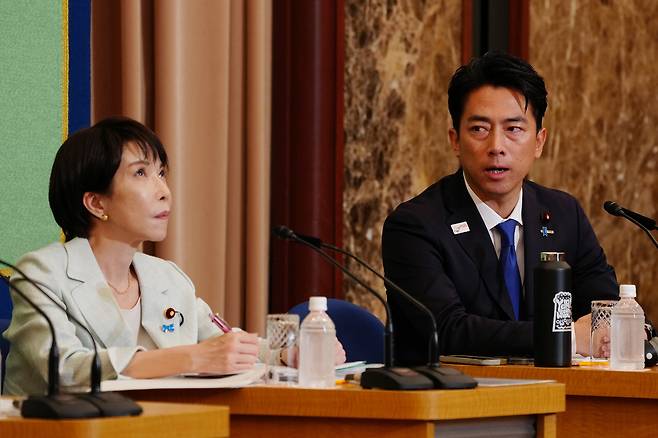 일본 자민당 총재 선거 후보자 토론회에서, 고이즈미 신지로 농림수산상이(오른쪽) 다카이치 사나에 전 경제안보상 옆에 앉아 발언하고 있다. [AP]