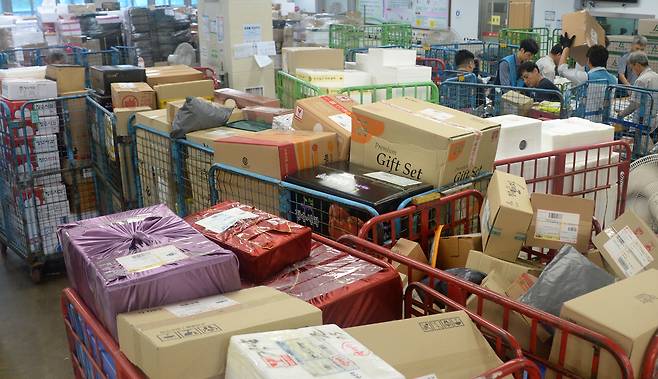 지난해 추석 명절을 앞두고 전북 전주시 완산구 효자동 전북지방우정청에서 직원들이 추석 택배를 분류하며 분주하게 움직이고 있다. [뉴시스]