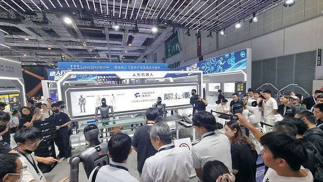 중국 상하이 휴머노이드 로봇 업체인 ‘푸리에(Fourier)’의 휴머노이드 로봇들이 지난 23일(현지시간) 중국 상해 국가컨벤션센터(NECC)에서 열린 ‘중국국제산업박람회(CIIF·Chinese International Industry Fair)’에 마련된 전시장에서 일사분란하게 물건들을 옮기고 다른 로봇에게 전달하고 있다. [김영철 기자]