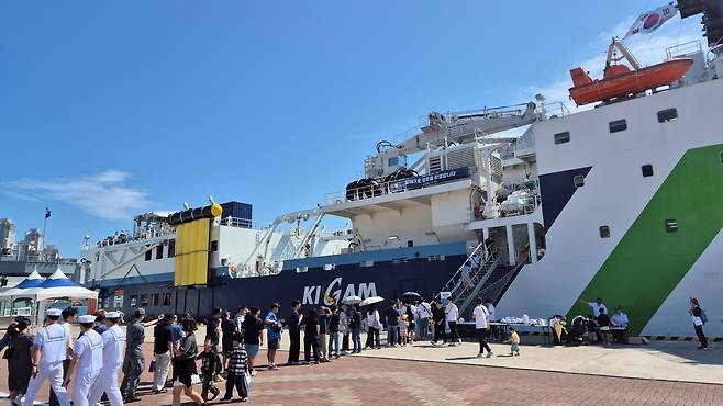 국민들이 함정공개행사에 참가하기 위해 탐해3호에 승선하고 있다.[한국지질자원연구원 제공]