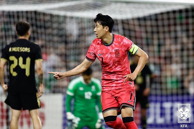 [서울=뉴시스] 축구대표팀 손흥민이 10일(한국 시간) 미국 테네시주 내슈빌 지오디스 파크에서 열린 멕시코와의 평가전에서 골을 넣은 뒤 세리머니를 하고 있다. (사진=대한축구협회 제공) 2025.09.10. photo@newsis.com *재판매 및 DB 금지