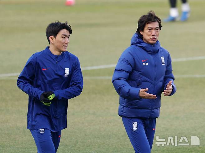 [고양=뉴시스] 김진아 기자 = 대한민국 축구대표팀 홍명보 감독과 황인범이 19일 경기 고양종합운동장에서 3월 A매치 대비 훈련을 하기 앞서 대화를 하고 있다.  한국은 오는 20일 고양종합운동장에서 오만과 2026 국제축구연맹(FIFA) 북중미 월드컵 아시아 지역 3차 예선 7차전을 치른 뒤, 25일 수원월드컵경기장에서 요르단과 8차전을 갖는다. 2025.03.19. bluesoda@newsis.com