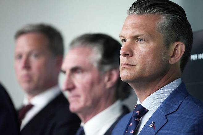 [워싱턴=AP/뉴시스] 피트 헤그세스 미 국방장관이 지난달 11일(현지 시간) 백악관 브리핑룸에서 열린 워싱턴DC 치안 강화 조치 관련 기자회견에 참석해 도널드 트럼프 대통령의 발언을 듣고 있다. 2025.09.29.